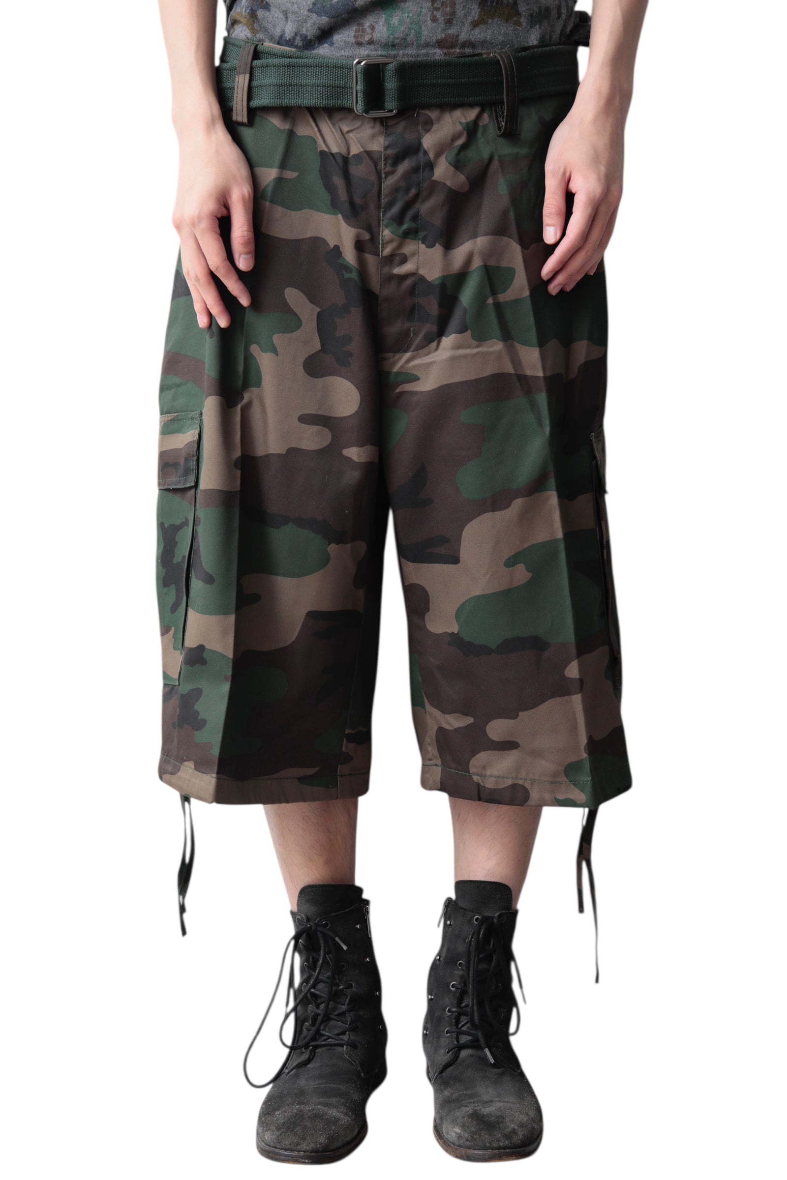 BELTED CAMO CARGO SHORT PANTS