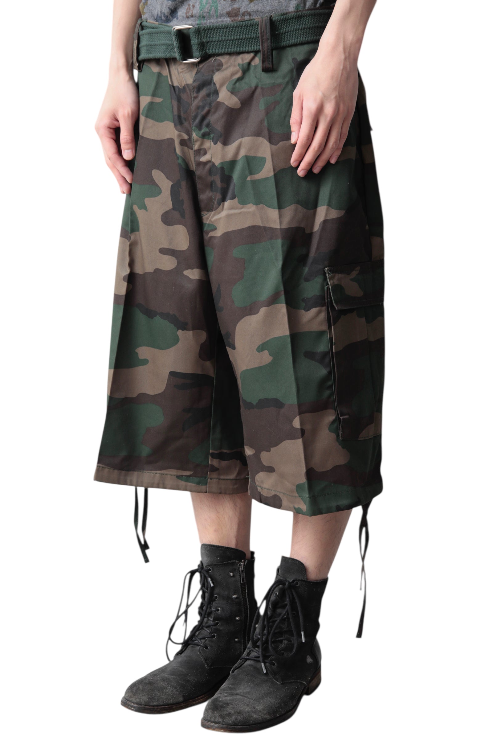 BELTED CAMO CARGO SHORT PANTS