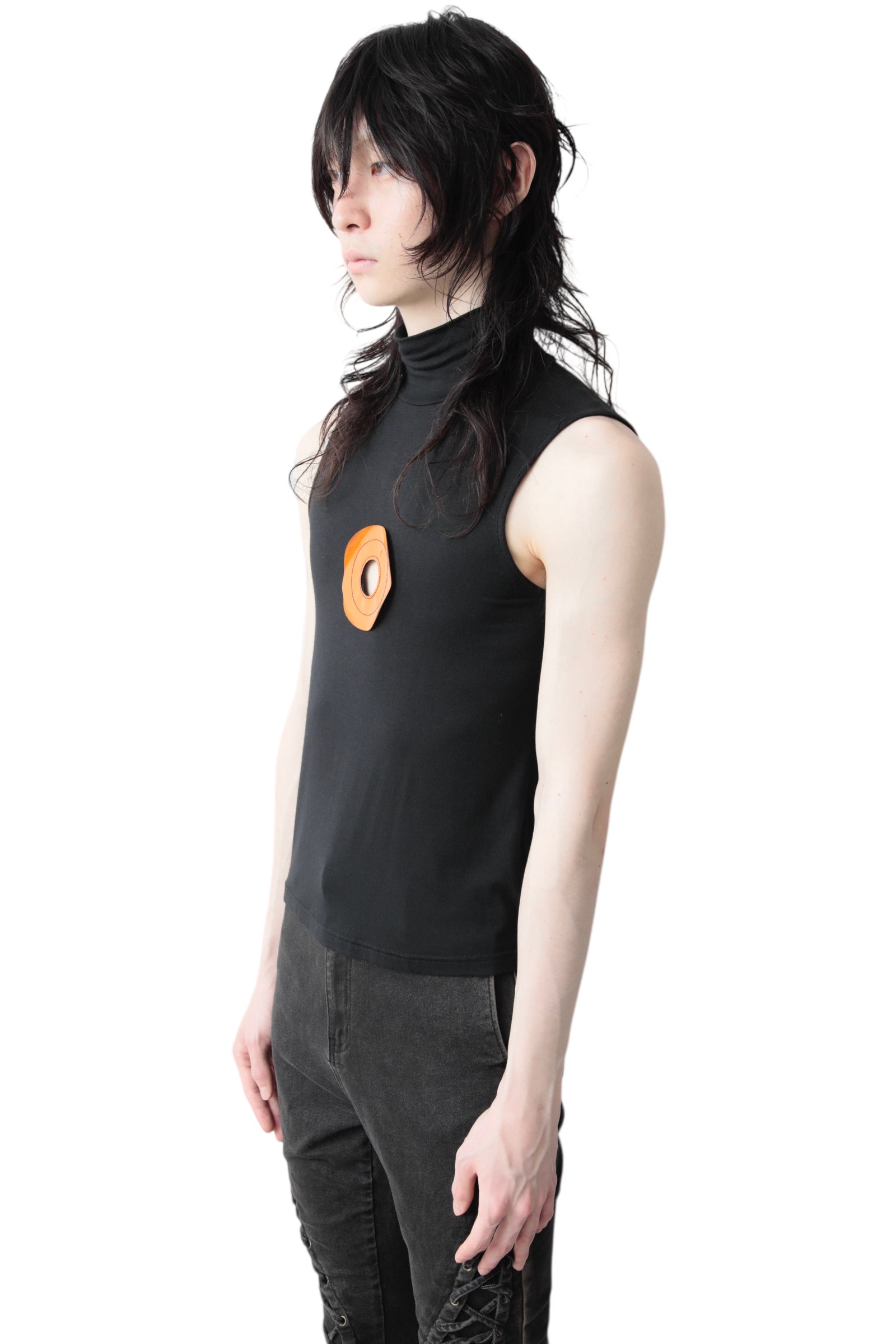 FRONT CIRCLE HIGH NECK NO SLEEVE TOP