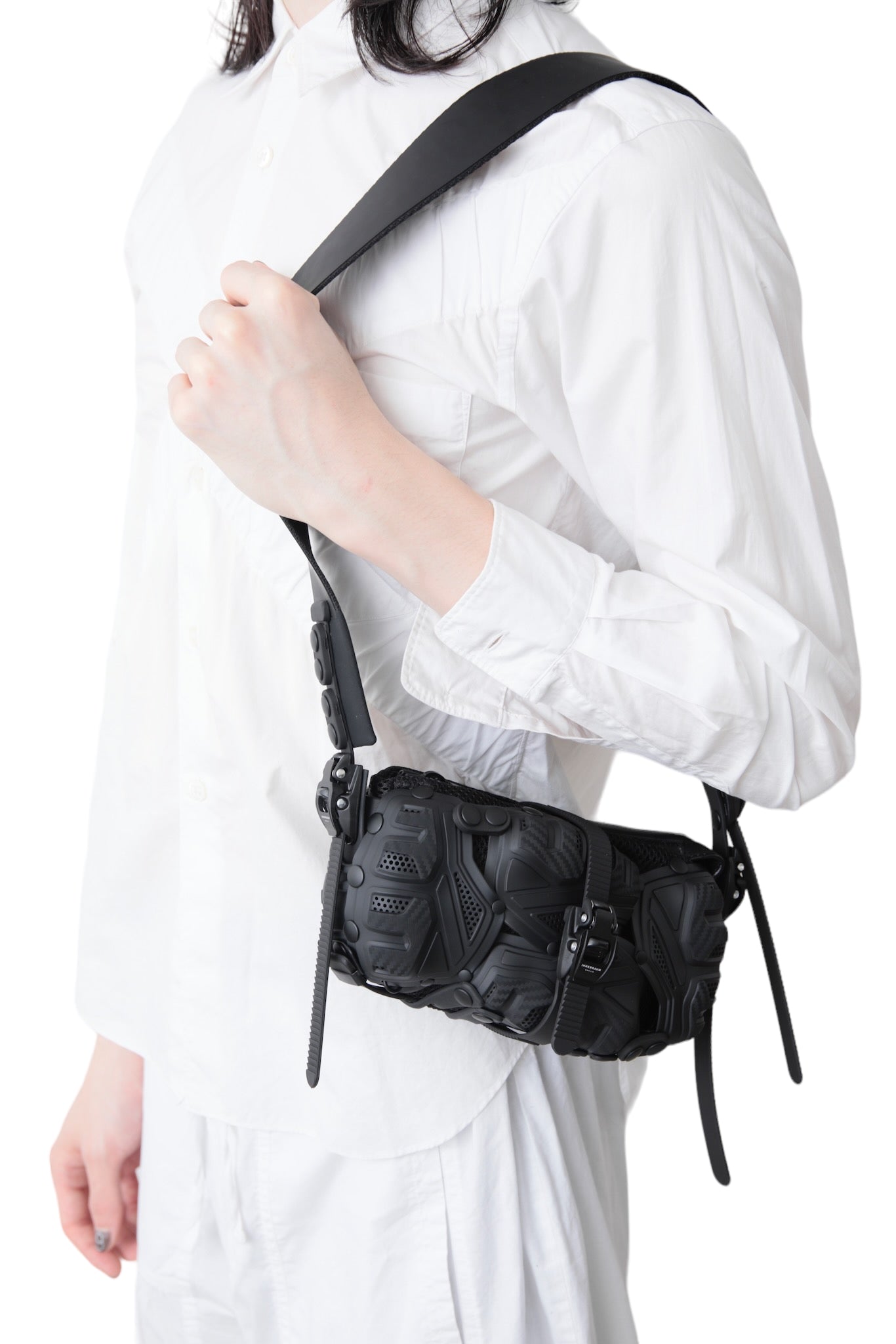 INNERRAUM CROSS BODY BAG